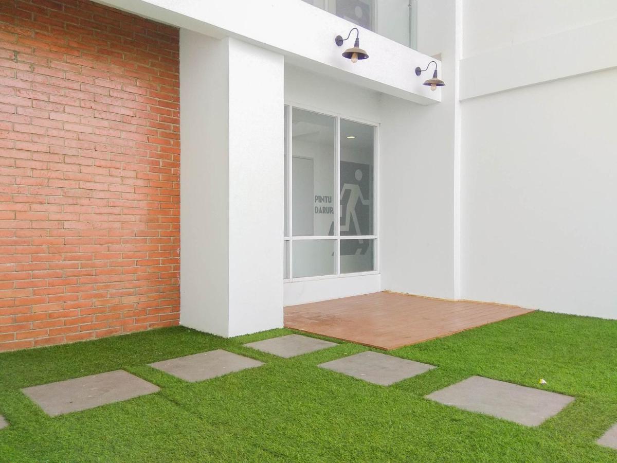 Cozy And Minimalist Patraland Urbano Near Station By Travelio *